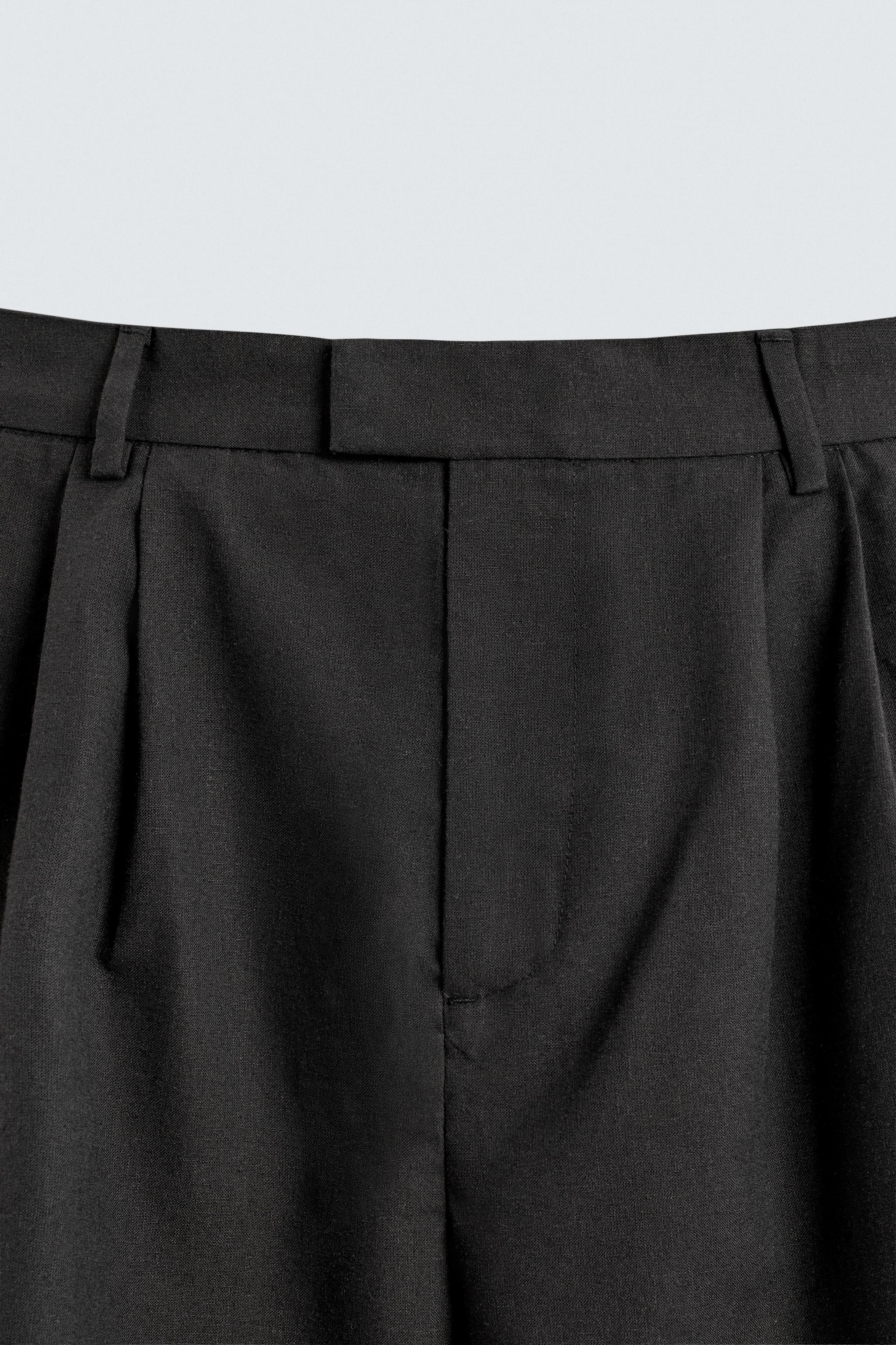RELAXED FIT PLEATED SHORTS